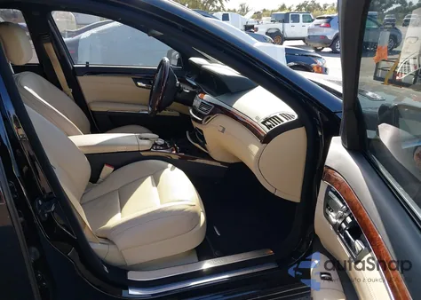 2013 Mercedes-Benz S 550 z USA, uszkodzony, nr VIN WDDNG7DB4DA516423